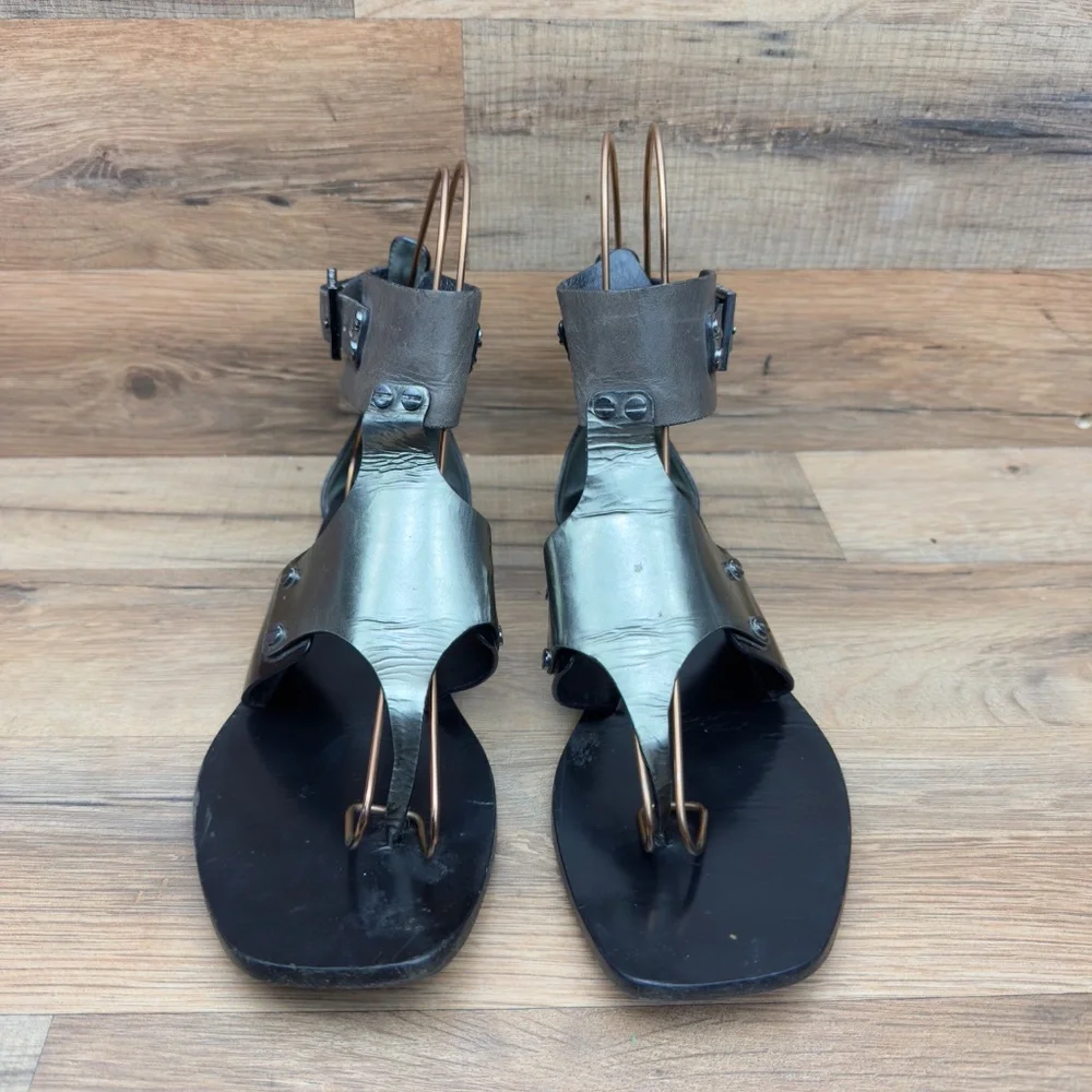 Tory Burch Black and Gold women size 7 strap Gladiator Strappy Sandals